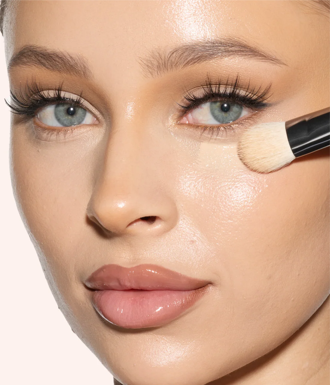 Huda Beauty Under Eye Buff Brush